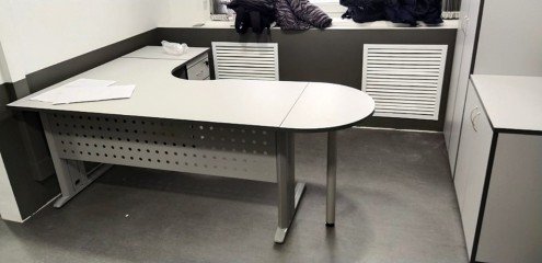 Угловой стол для офиса